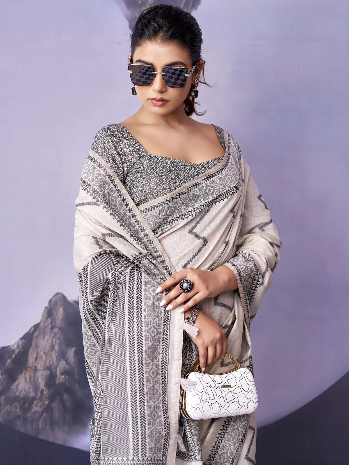 Tarani off white Fancy Premium Cotton saree upper body view highlighting blouse and border
