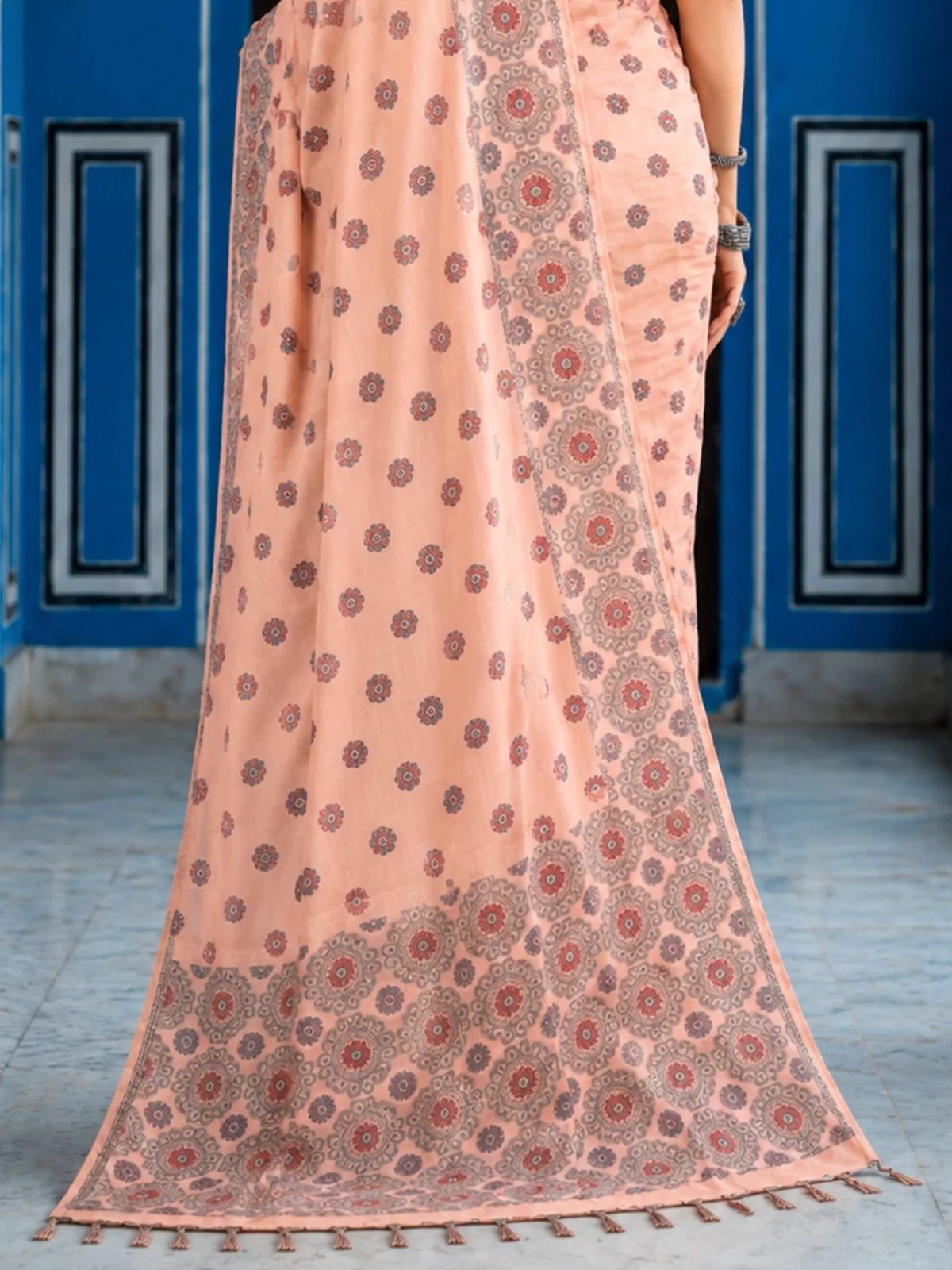 Tarani peach cotton printed saree with blouse piece pallu view