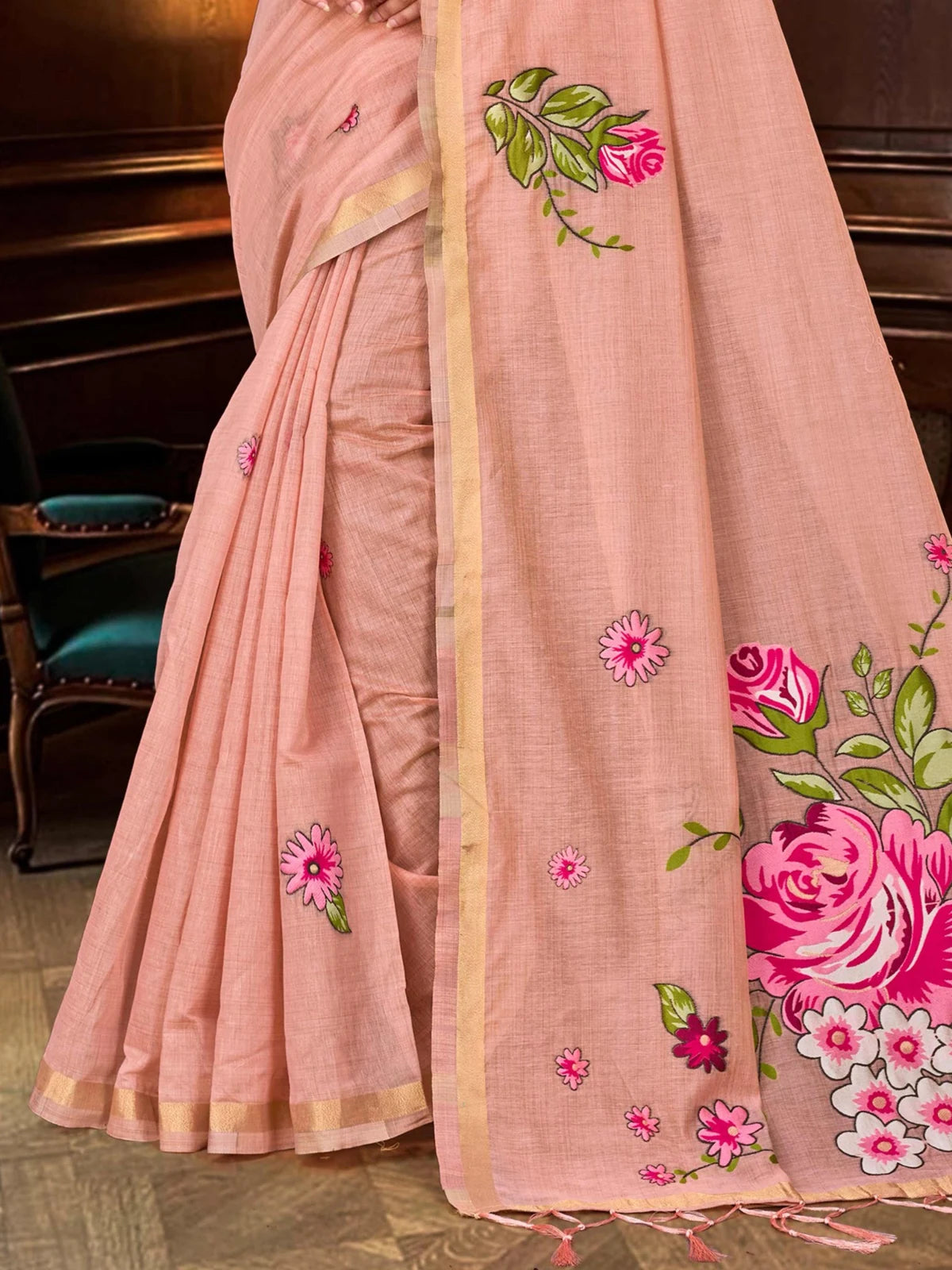 Tarani peach cotton saree pallu-view Afreen