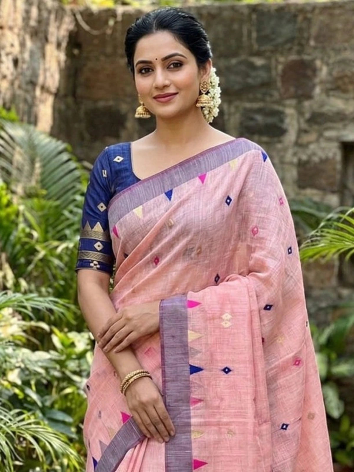 Tarani soft cotton Jamdani style peach saree with blouse upper body view