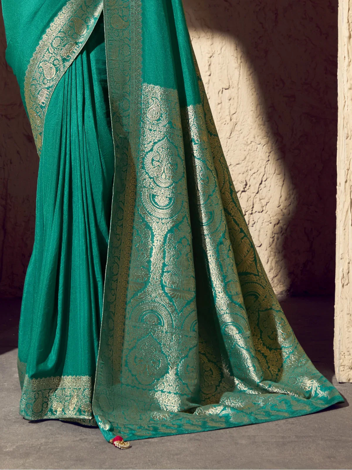 Tarani close view of green saree pallu and zari border highlighting intricate craftsmanship