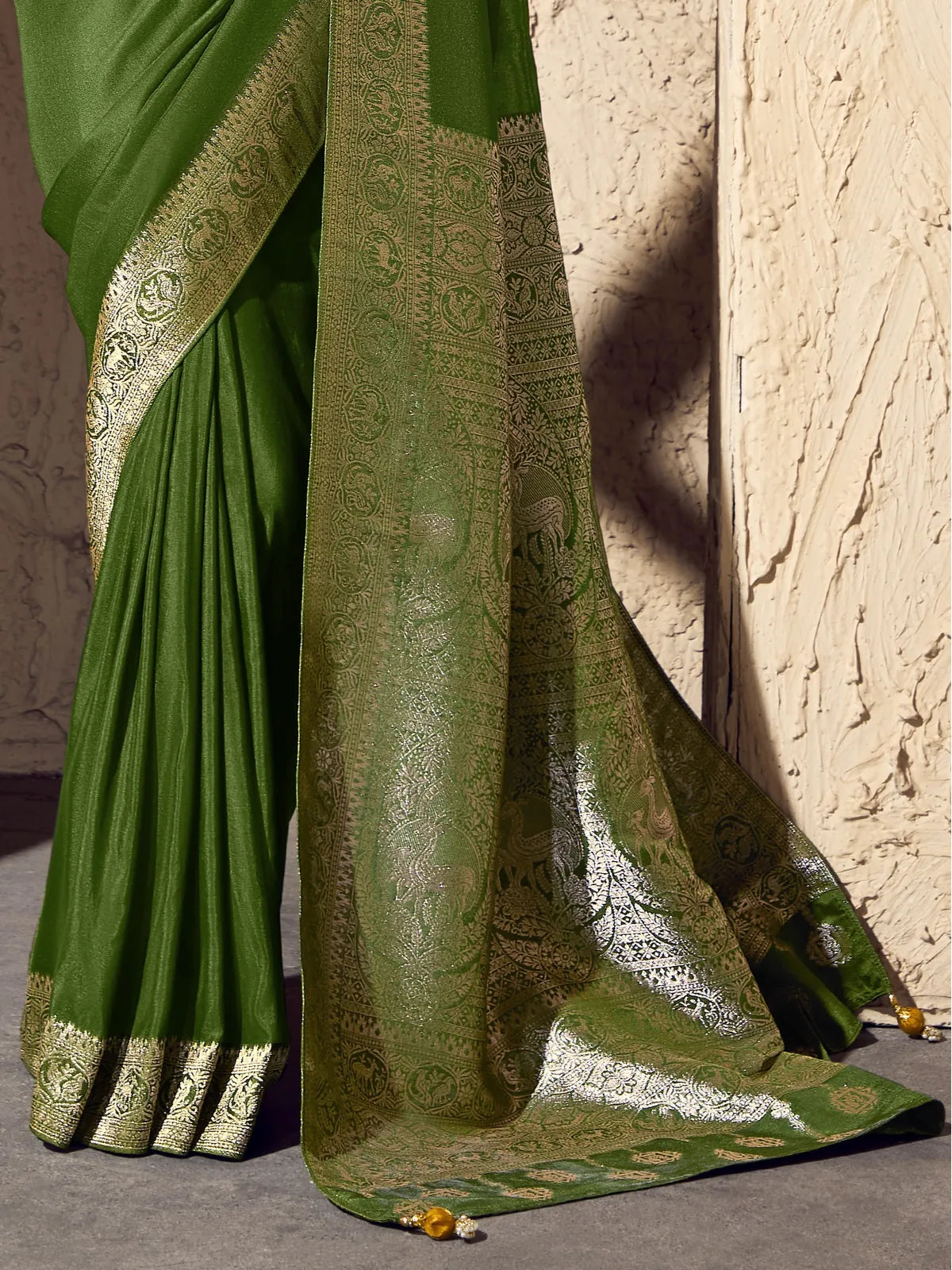 Tarani detailed pallu closeup of green crepe georgette saree with zari weaving