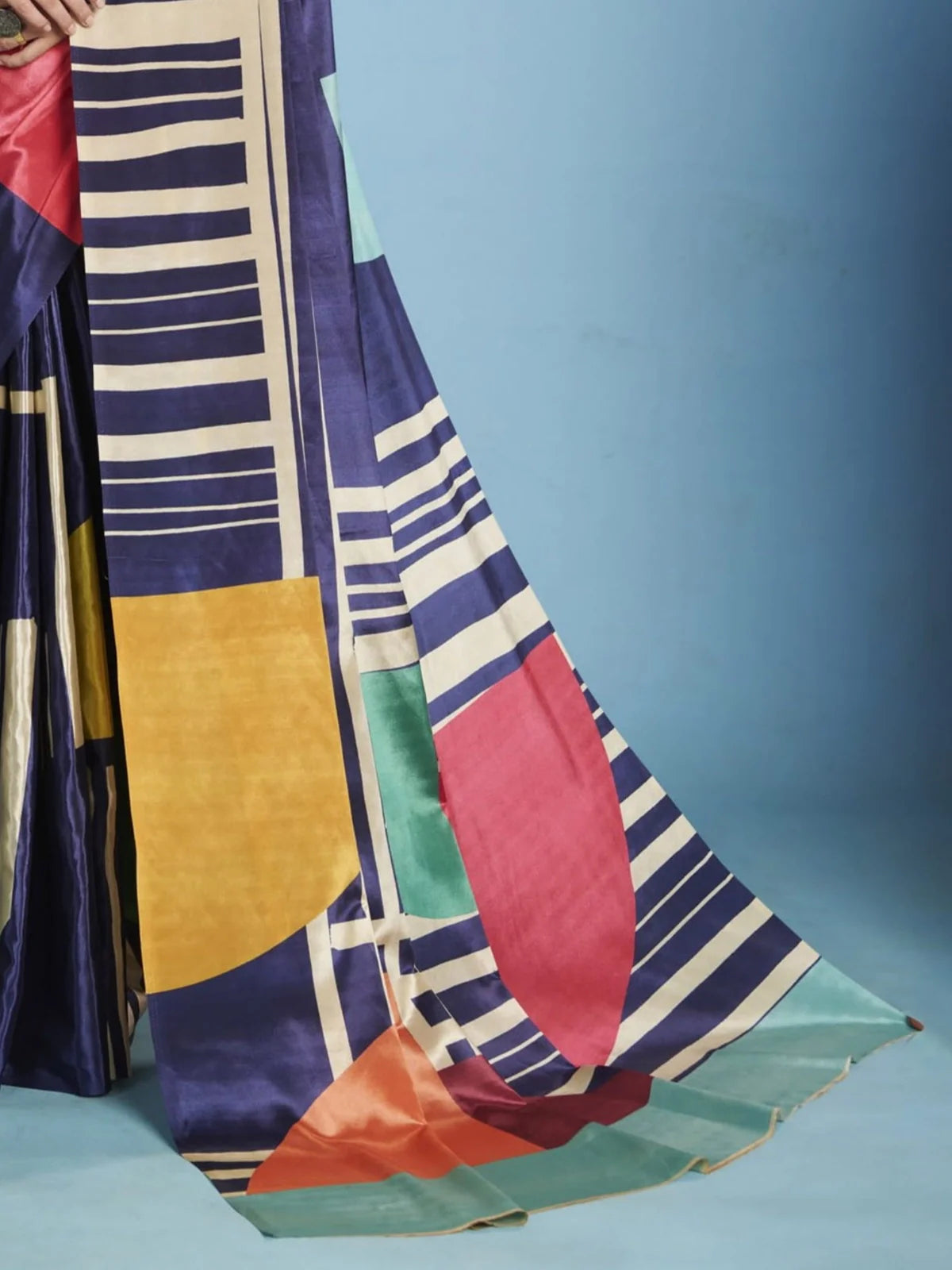 Tarani crepe silk saree pallu view with bold stripes and circular modern motifs