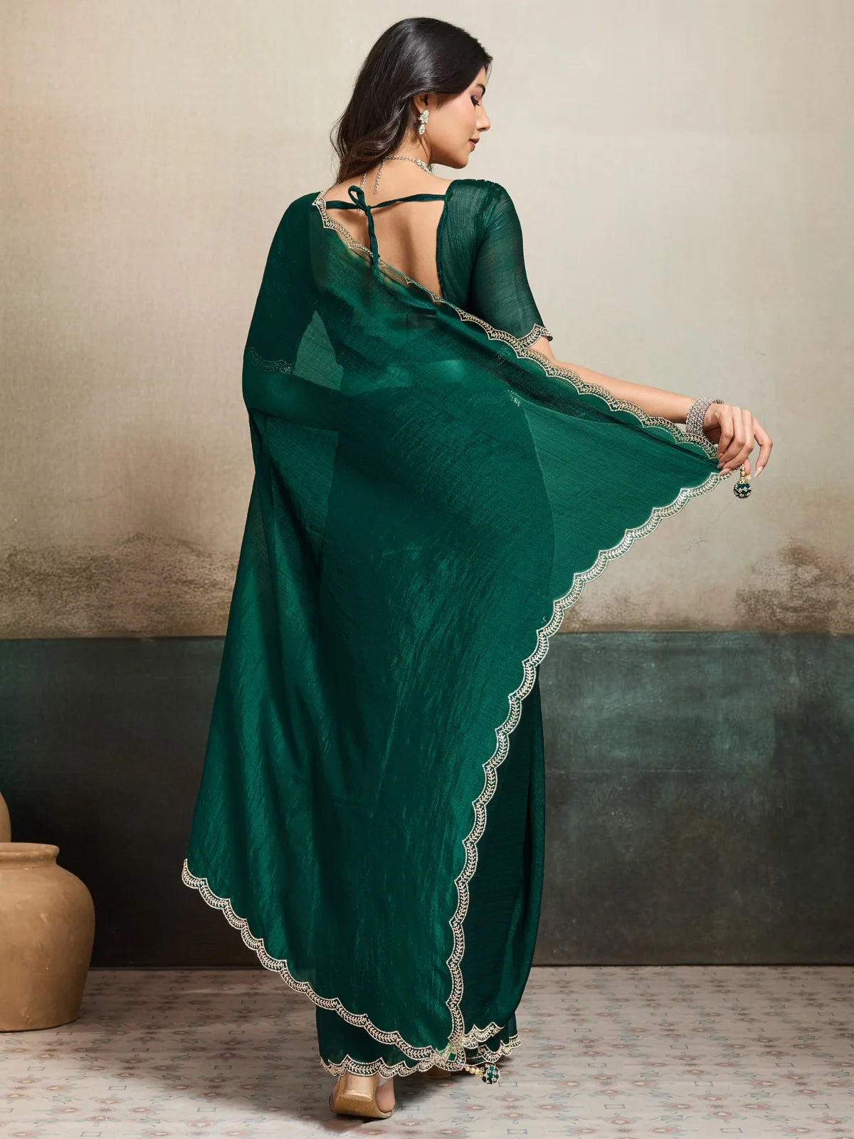 Tarani Dakshata green saree back view with blouse tie design and pallu