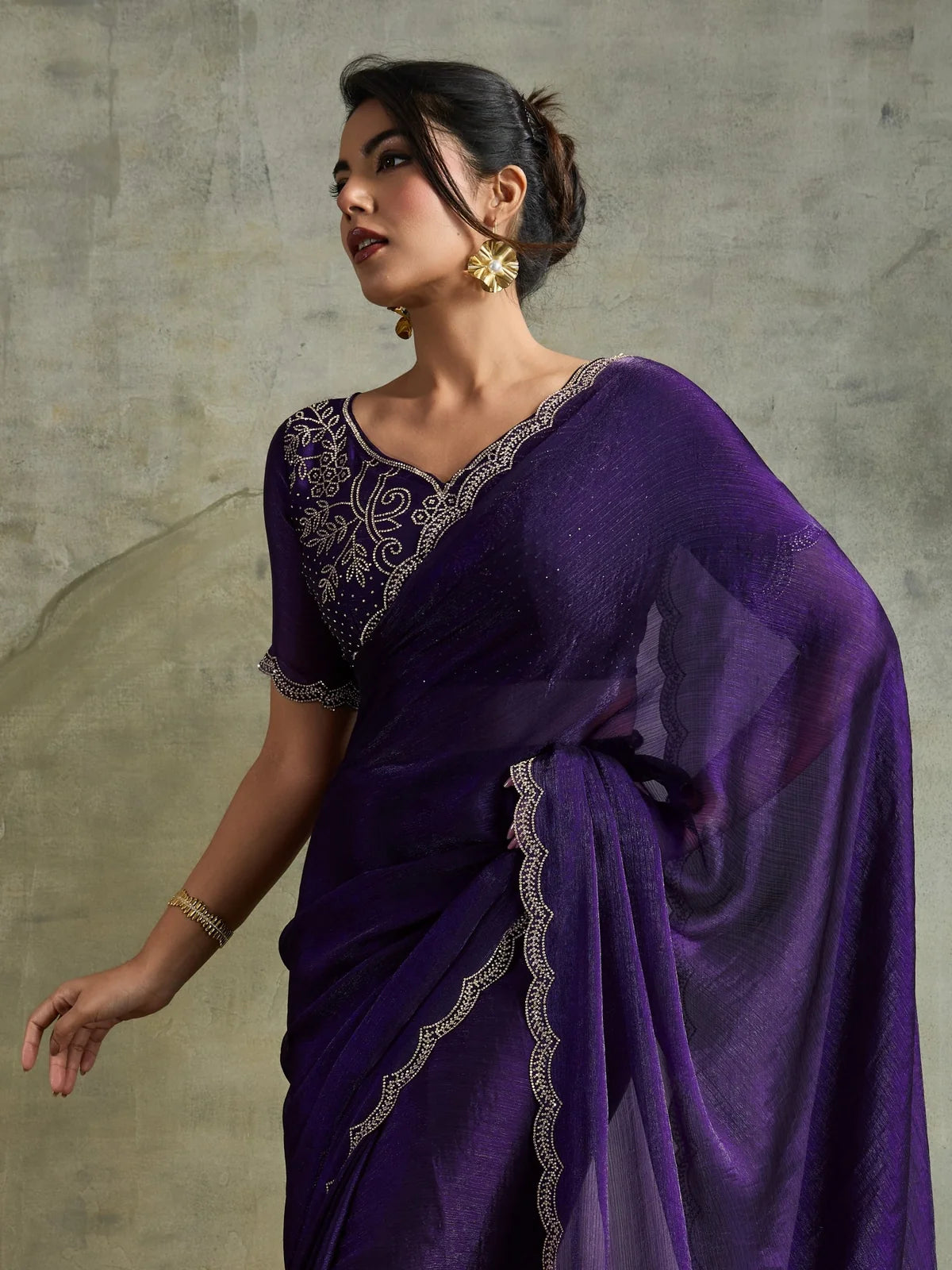 Tarani purple chiffon saree upper body view with Zarkan blouse detailing and scallop border