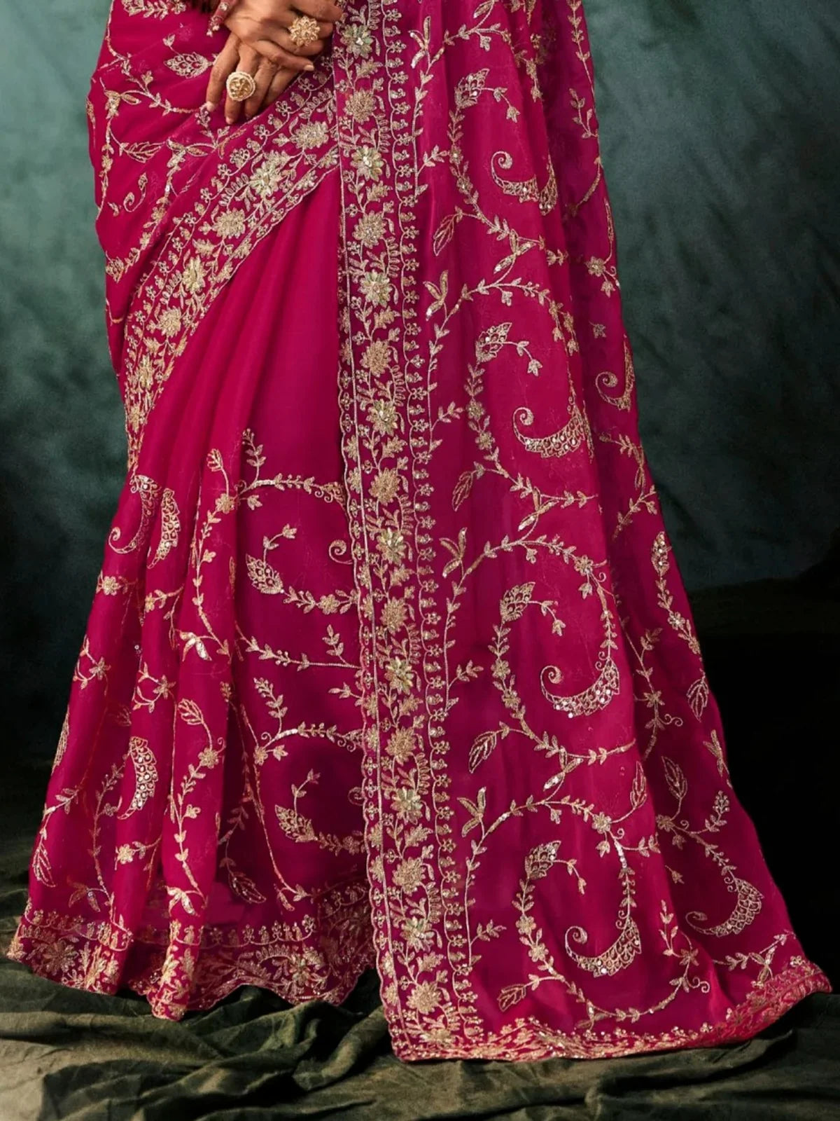 Tarani vidushi Magenta Georgette saree close up view for festive party and wedding wear