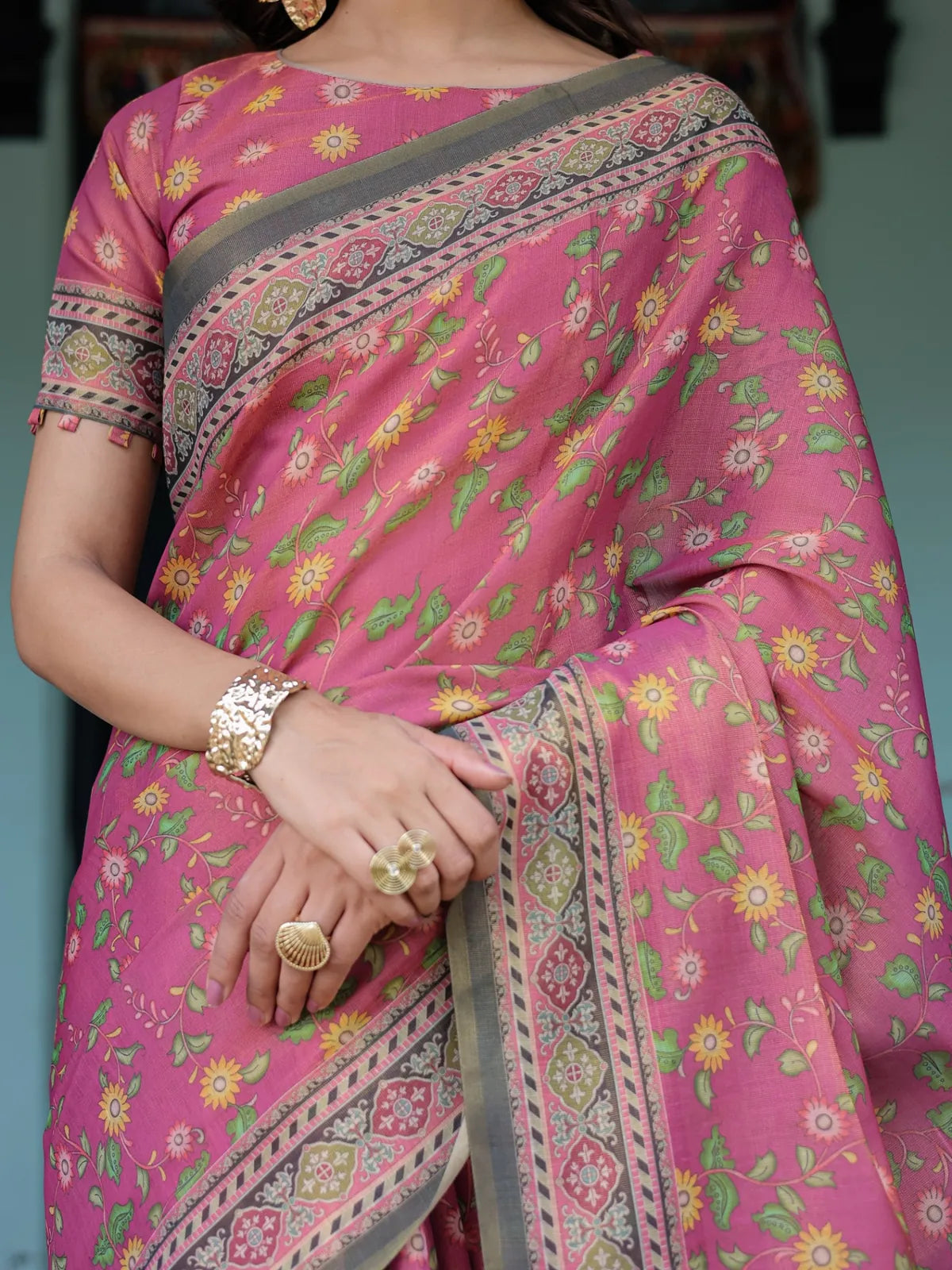 Tarani Kalashri pink handloom saree closeup view showing floral motifs and border