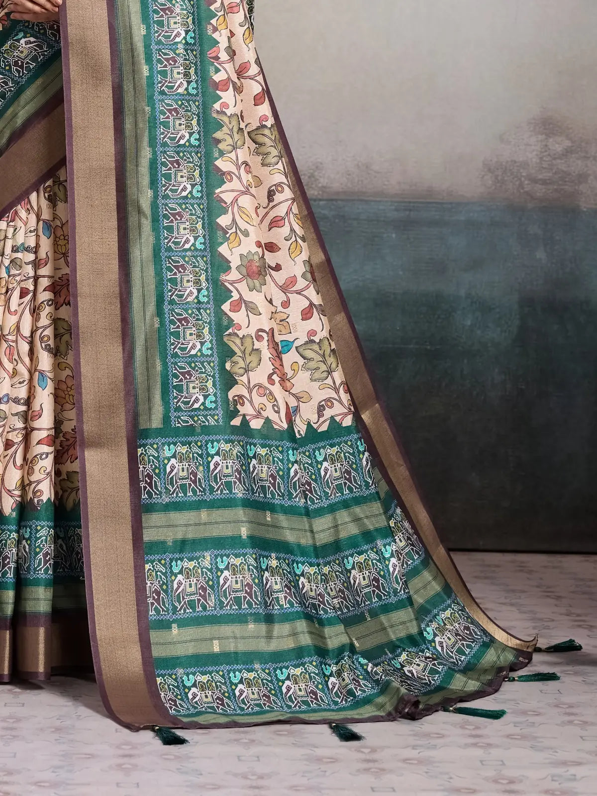 Tarani saree pallu view showing floral print and woven detailing on kalki silk