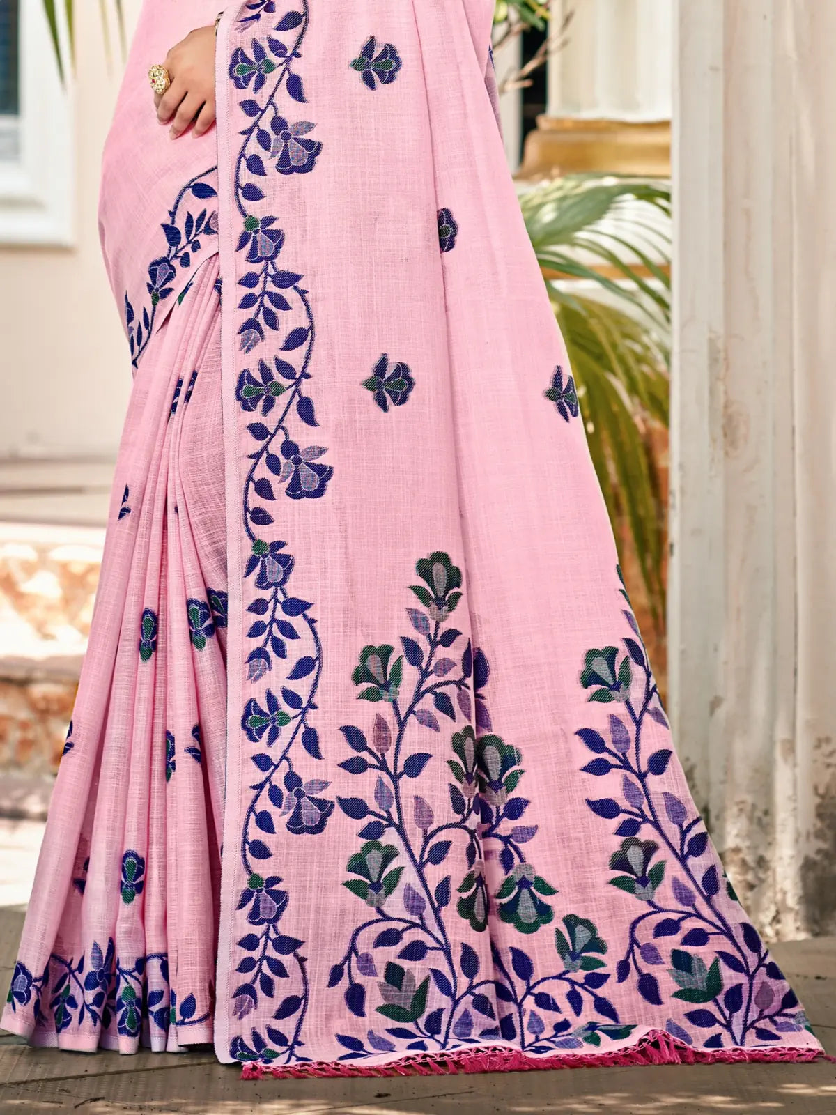 Tarani mauve lilen saree showcasing intricate pallu embroidery close view