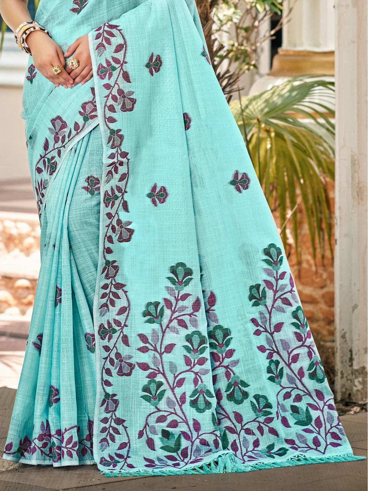 Tarani turquoise lilen saree pallu view showing intricate border work