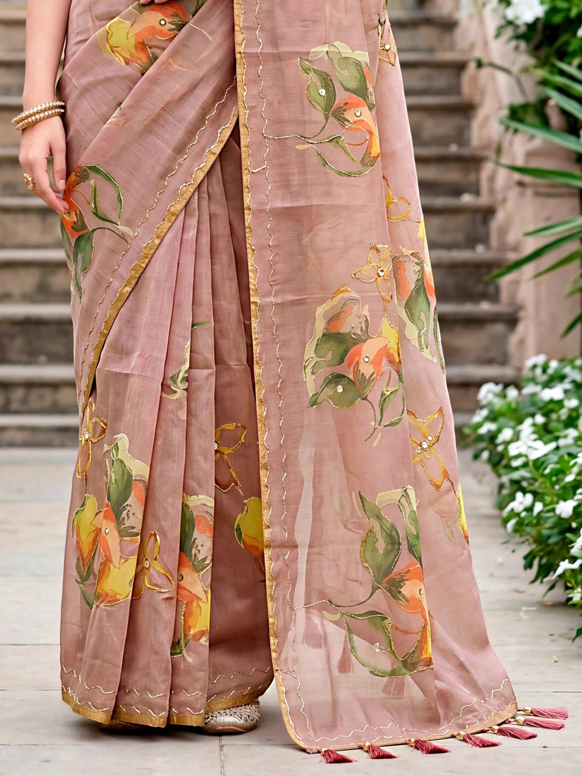 Tarani dusty pink linen cotton saree pallu view with floral print and border detailing
