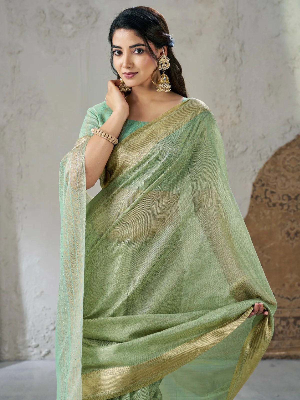 Tarani Parinita soft green saree pallu view showcasing zari woven border detailing