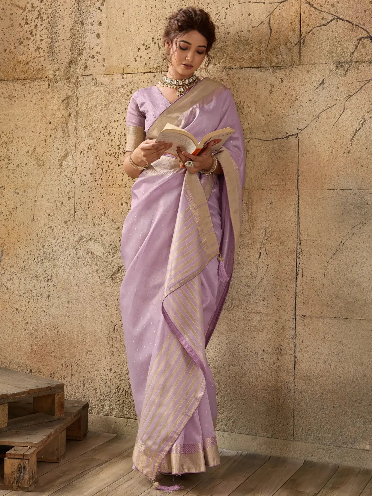 Tarani lavender tissue linen saree with zari border pallu-view Chetasvi