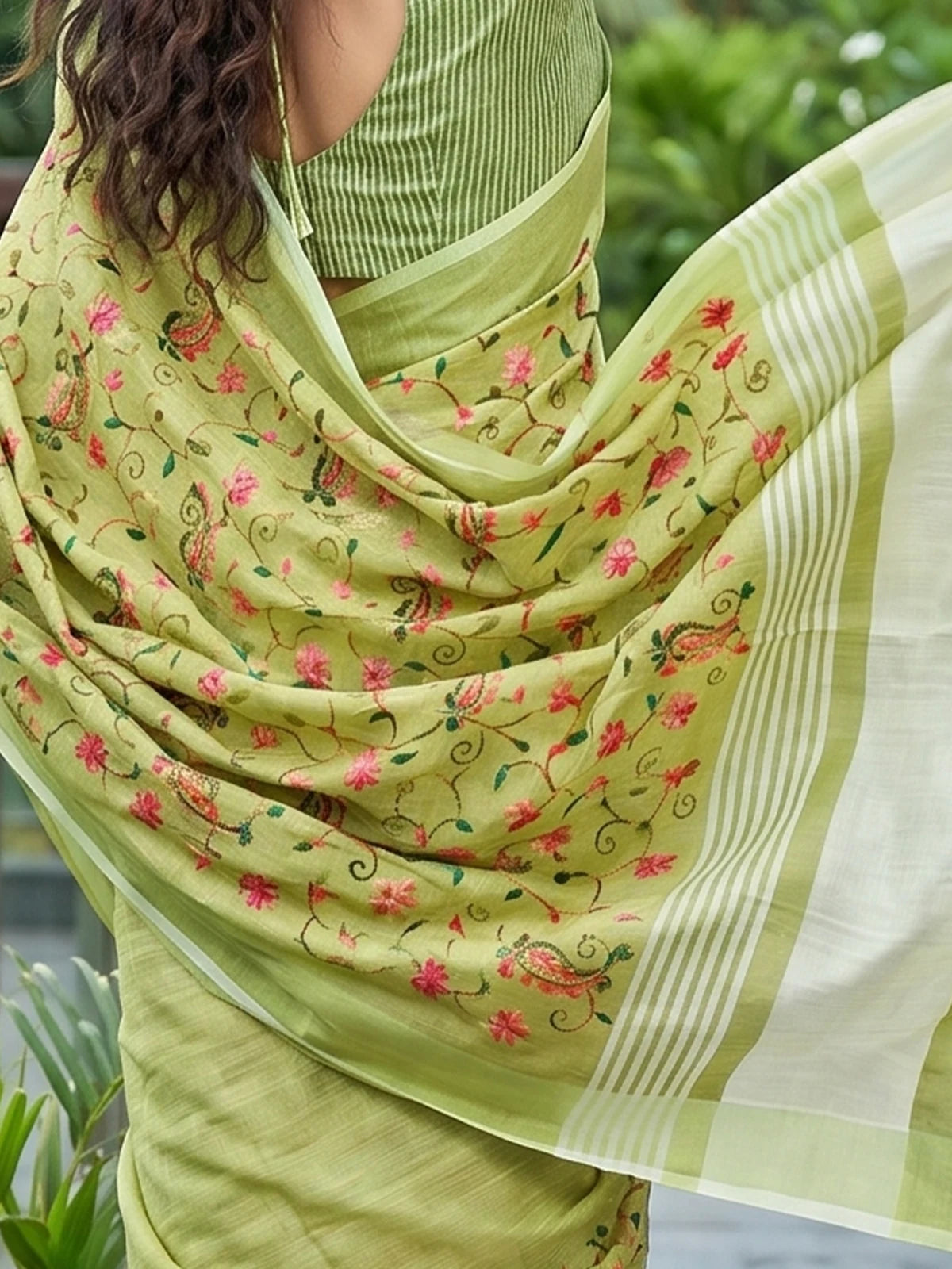 Tarani Hansika linen saree pallu close view with Kashmiri embroidery detailing