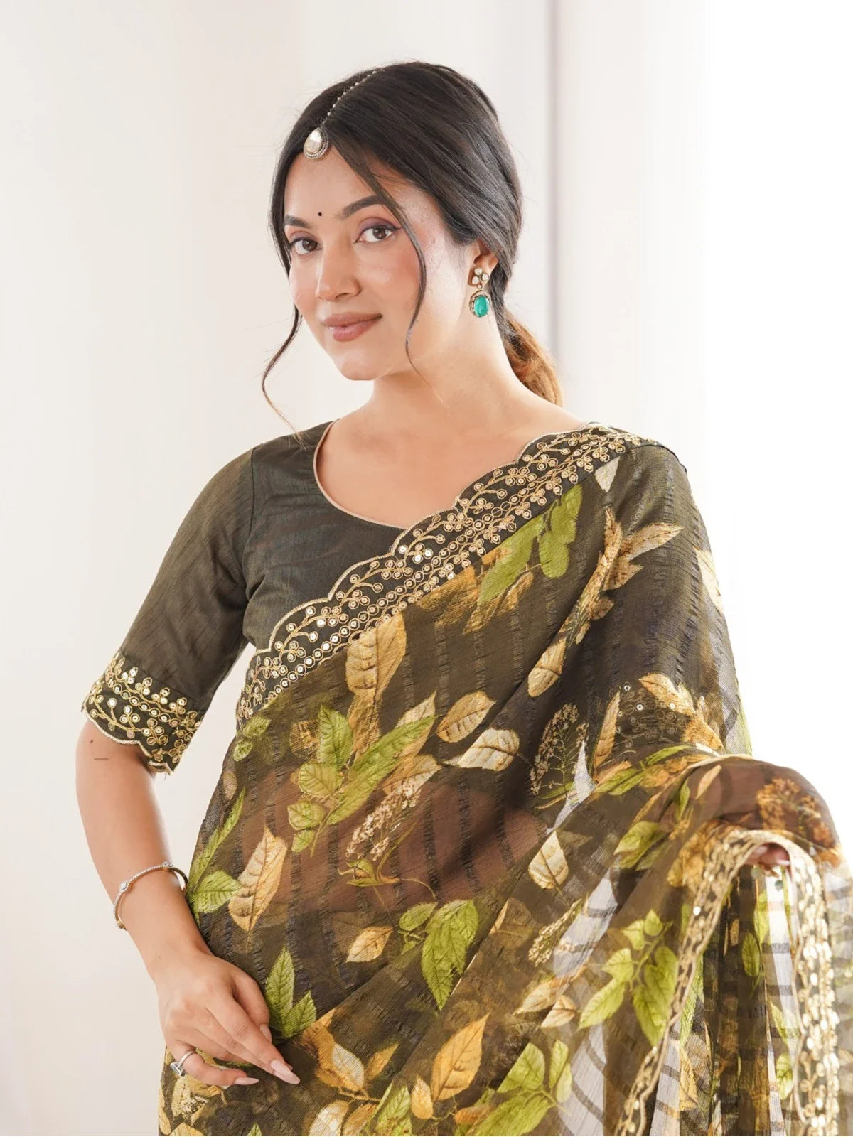 Tarani green saree upper body view showing mono bengalori blouse and golden border