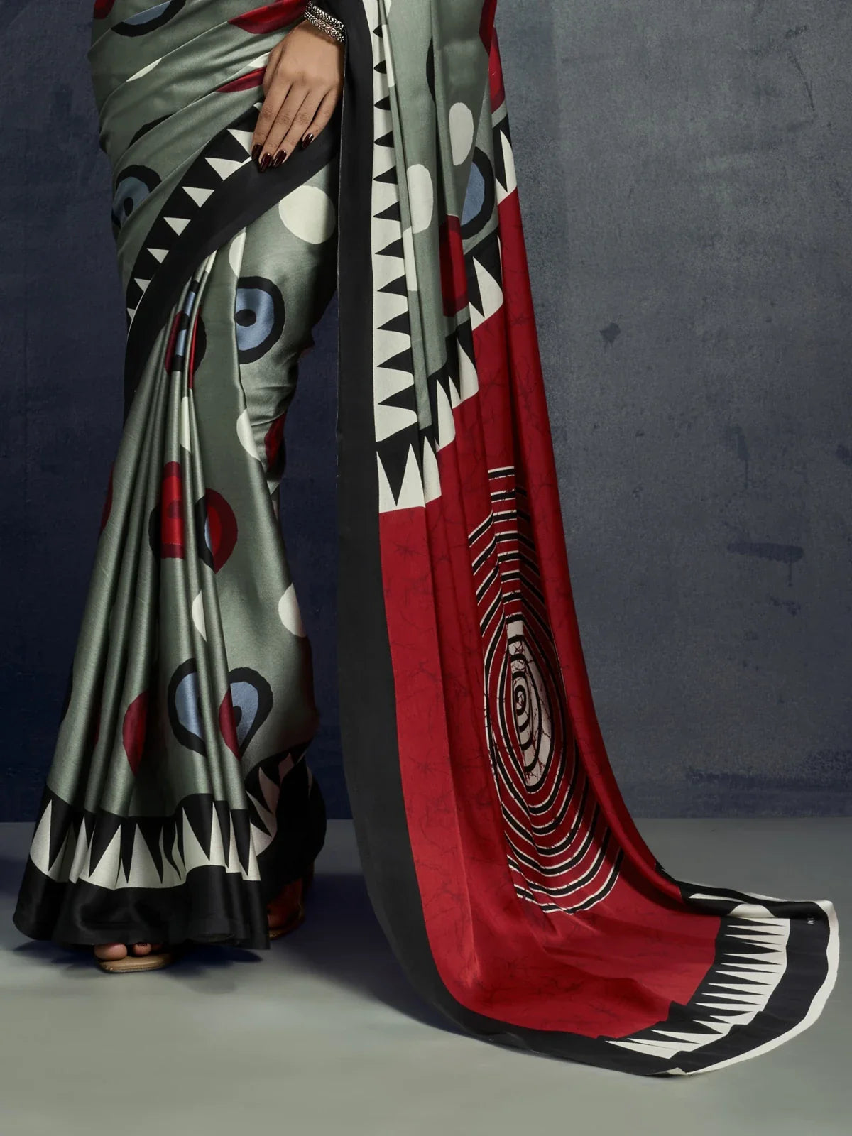 Tarani green saree pallu view with bold red concentric pattern and triangle design