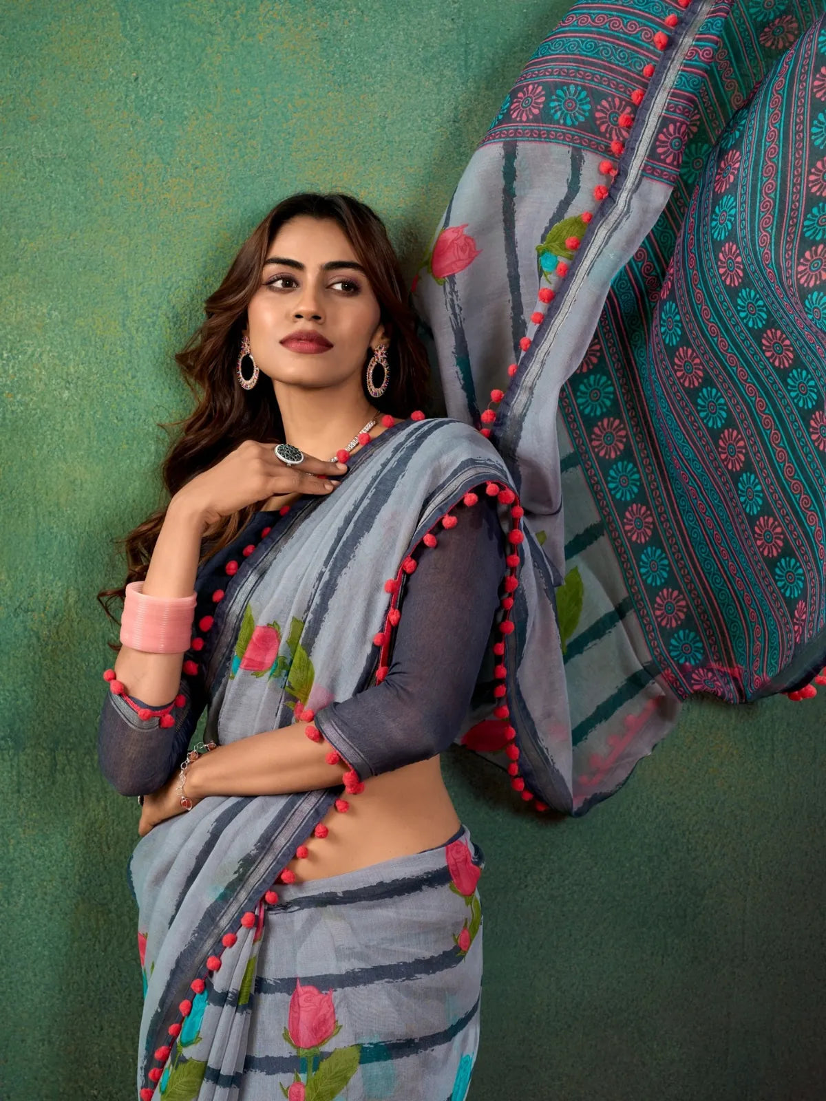 Tarani elegant grey mul mul cotton saree upper body view with floral patterns and red border