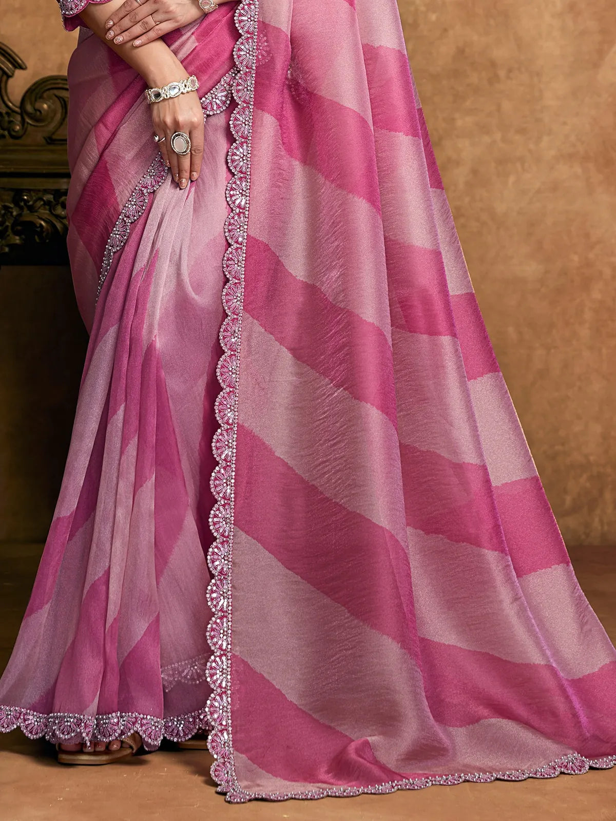Tarani Jagruti pink Organza Satin saree pallu and border closeup with leheriya design
