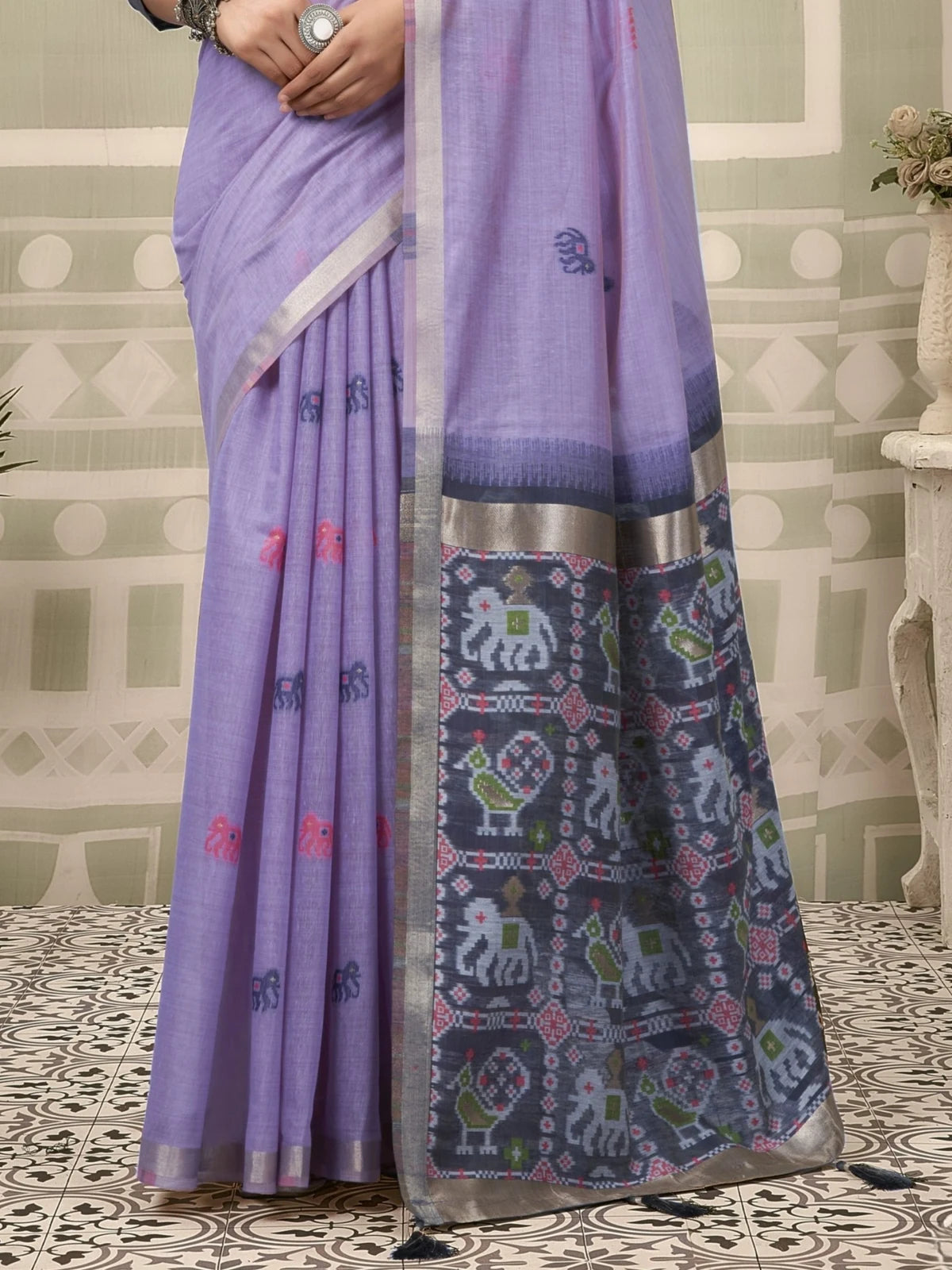 Tarani lavender Patola saree close view of woven zari border patola pallu zari work and tassel details