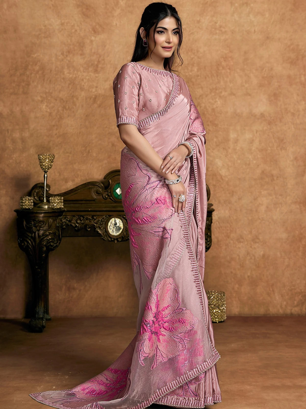 Tarani Shirina dusty pink pure crepe saree side view with woven floral pallu and shimmer border