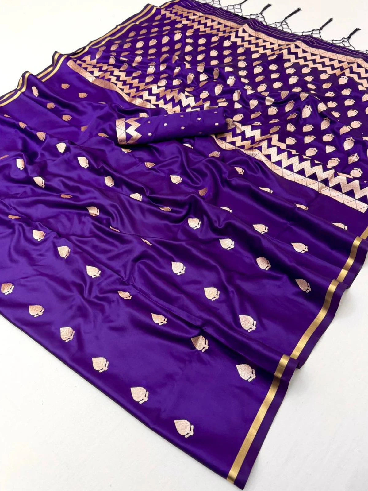 Tarani purple saree pallu and woven border close view