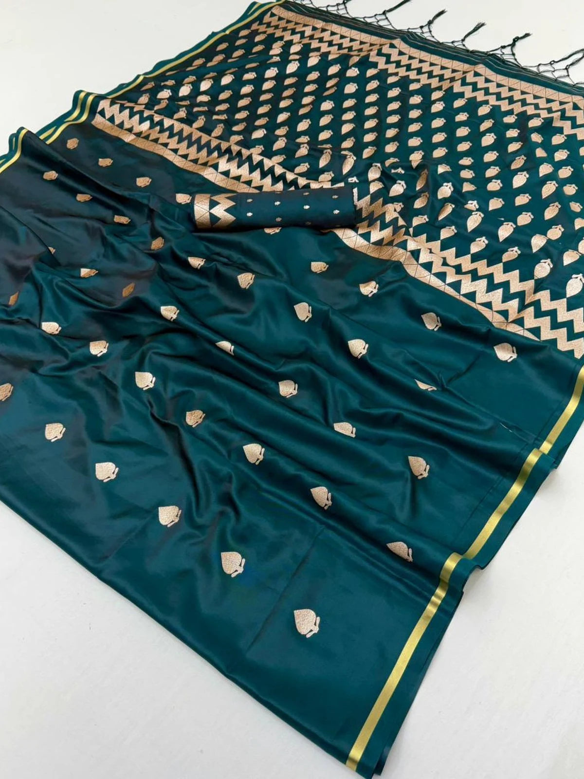 Tarani green pure satin handloom weaving saree pallu view with woven zari design