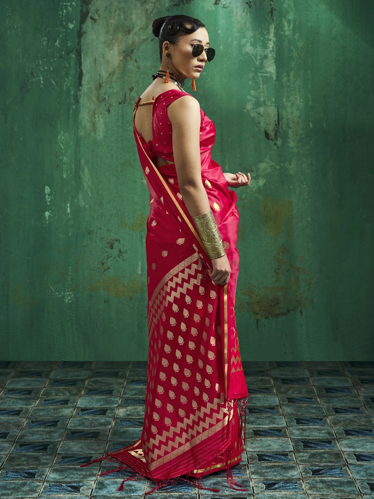 Tarani Kalpita back view pure satin handloom saree showcasing pallu