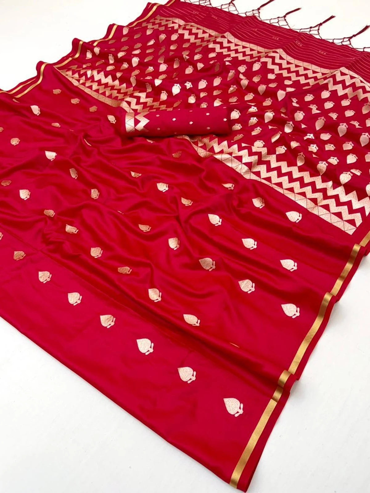 Tarani Kalpita pallu view magenta saree with zari woven zigzag border