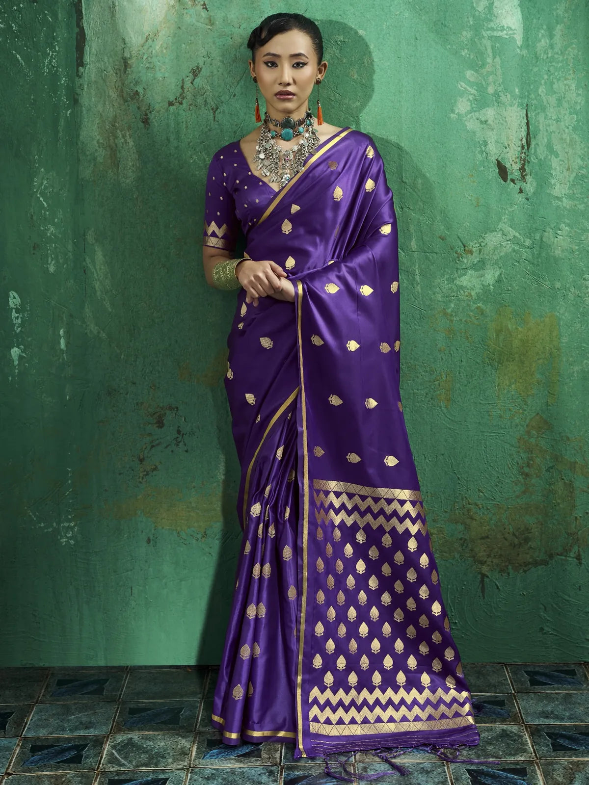 Tarani Eshanya pure satin handloom purple saree full view with zari woven border and blouse
