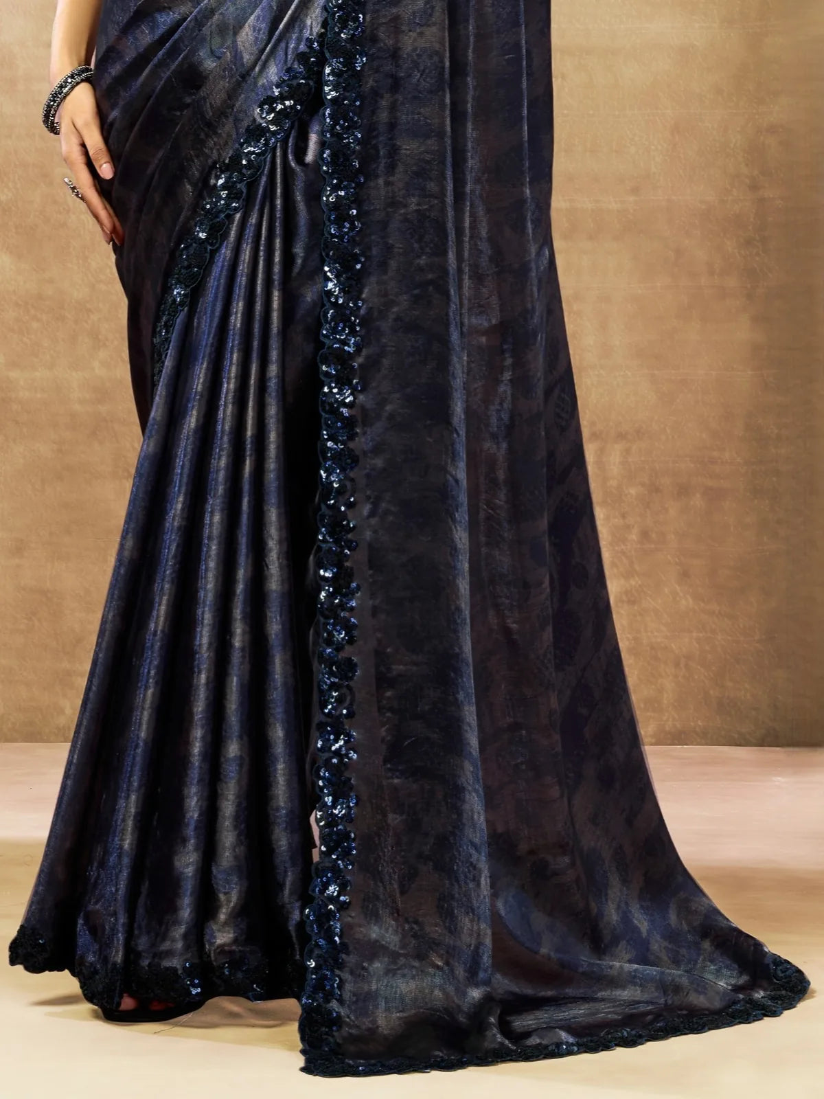 Tarani Kshiti pallu and border detail in navy blue satin silk saree
