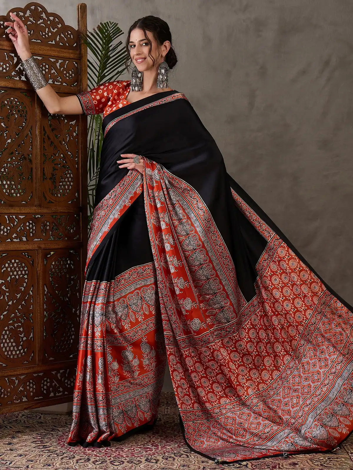 Tarani black printed saree pallu view showcasing detailed border and festive pattern