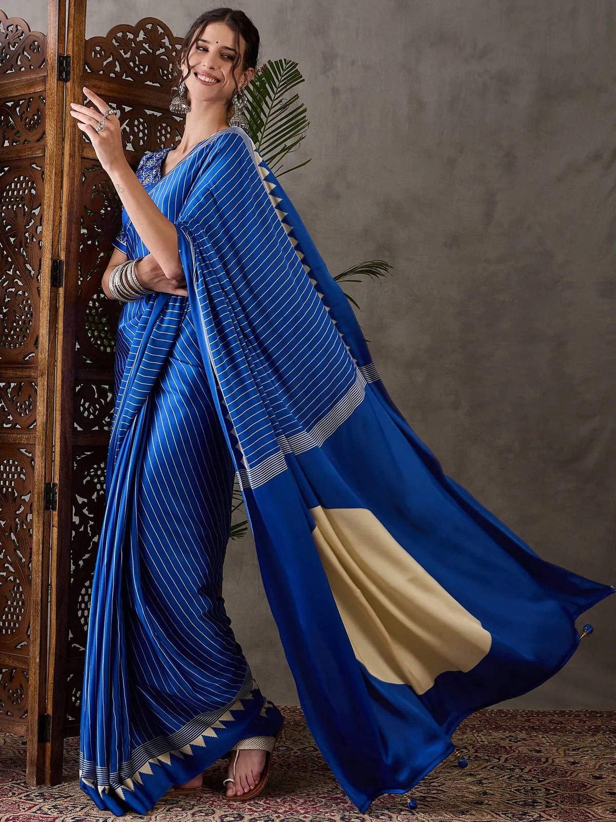 Tarani blue printed party wear saree side pose with flowing pallu Yukti