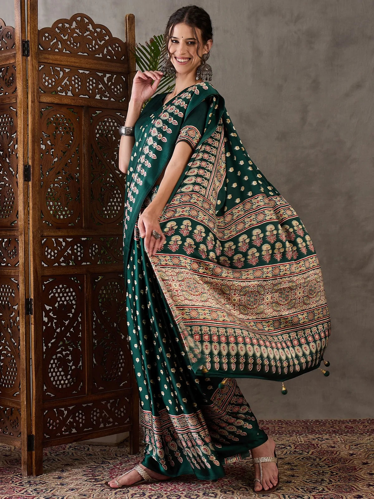 Tarani Mahika green saree side view with elegant printed pallu and border