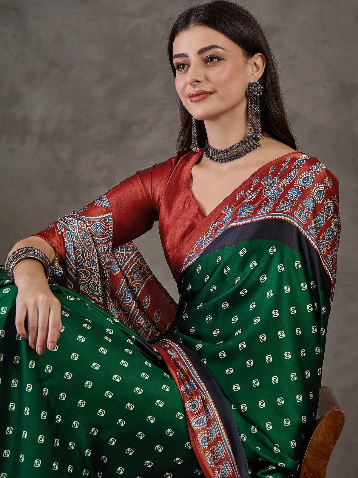 Tarani Apurva green semi modal satin saree upper body border view