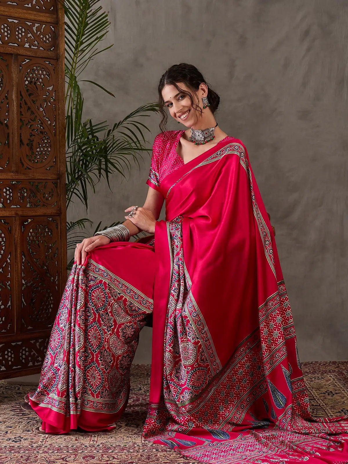 Tarani Aishvi front seated view of magenta printed saree