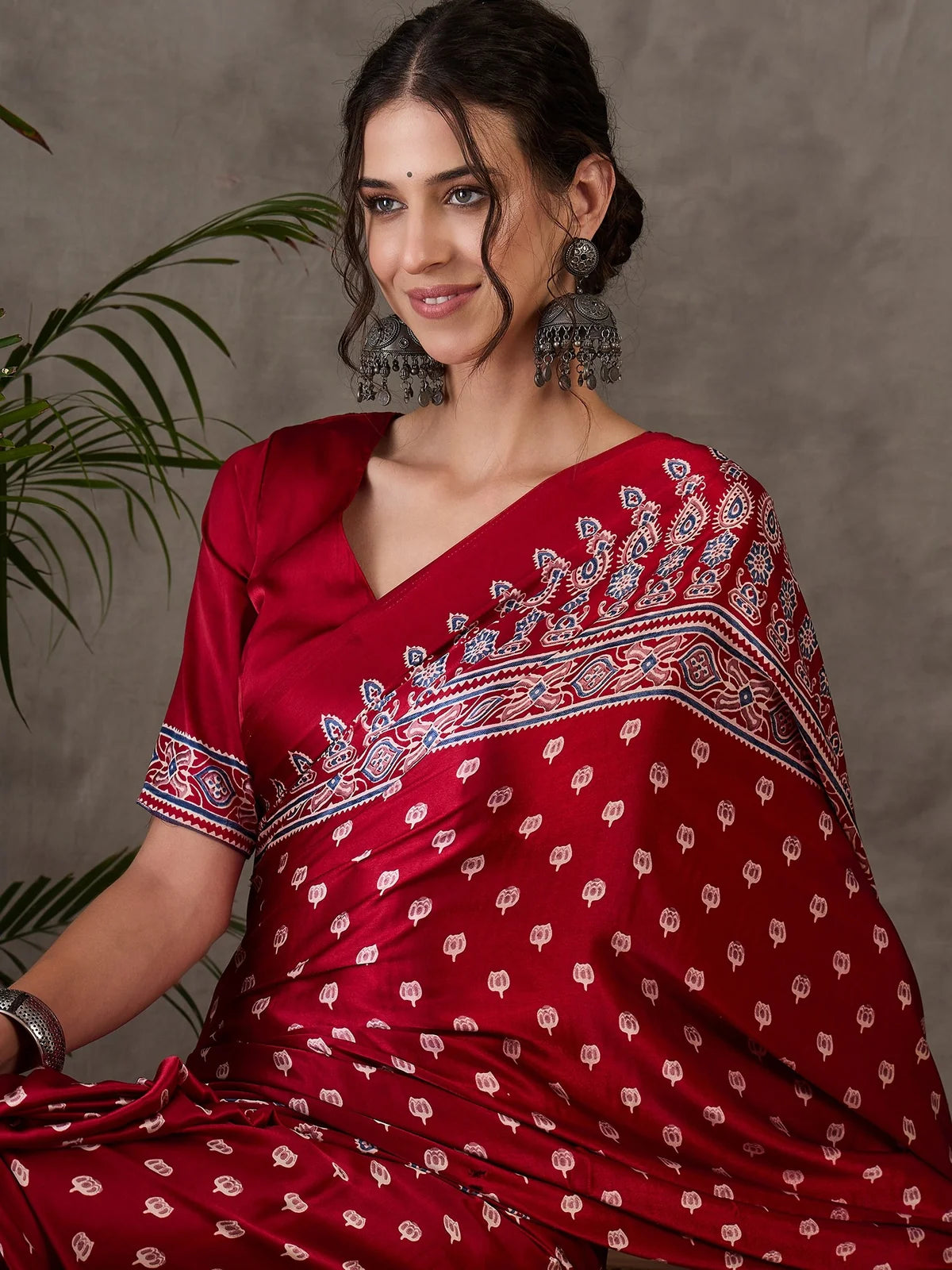 Tarani Rajlaxmi maroon saree closeup showing printed border and drape