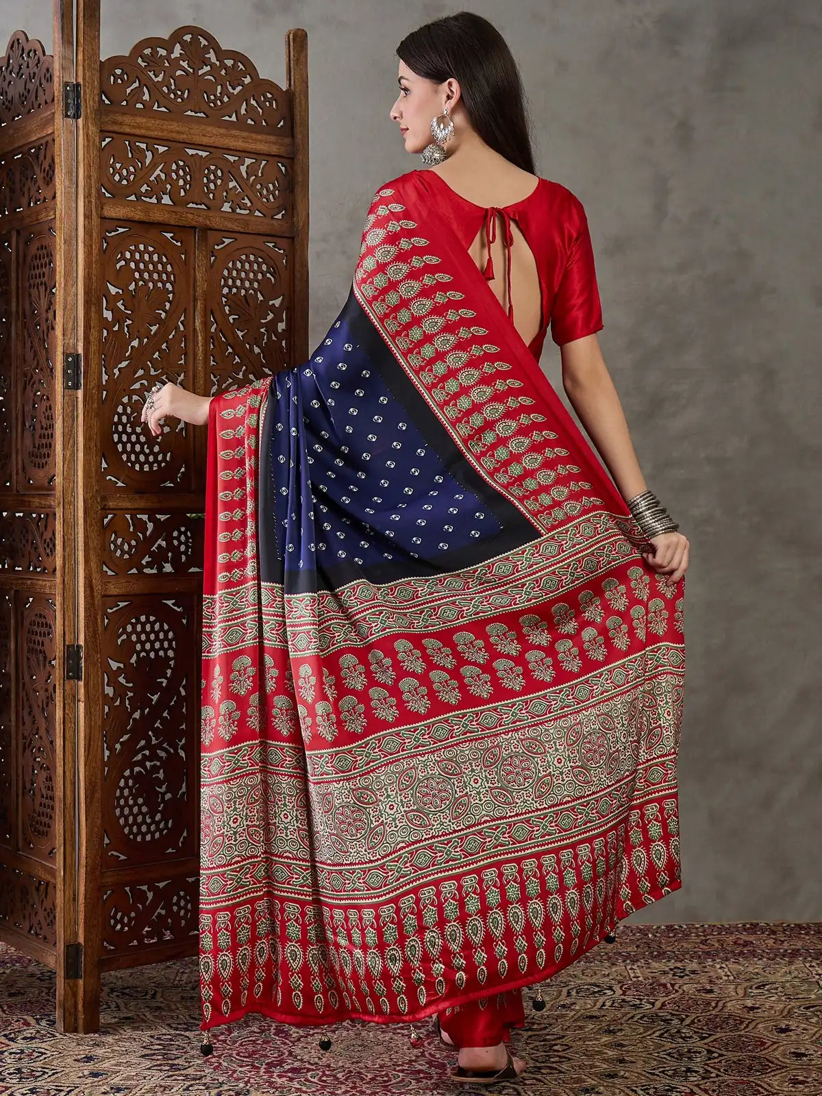 Tarani Kumuda navy blue semi modal satin saree back view with printed pallu