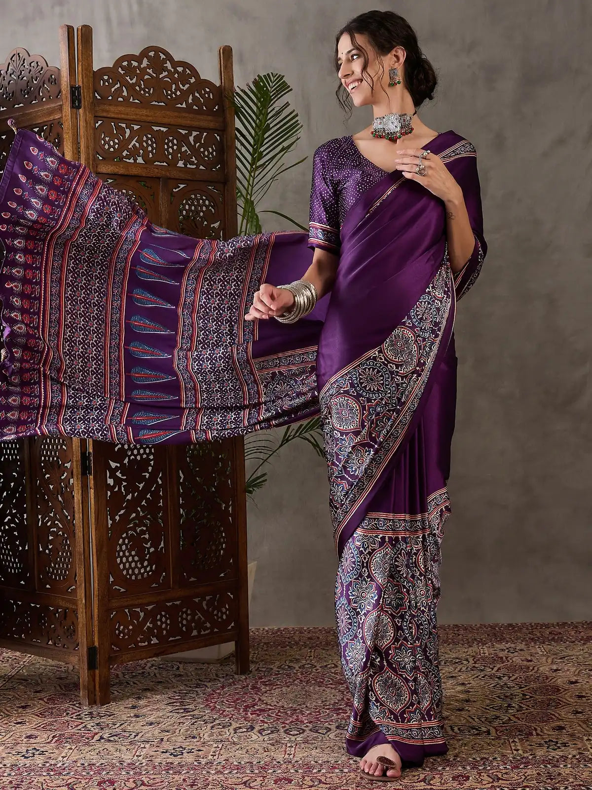 Tarani Jigyasa purple semi modal satin saree pallu view with intricate printed border design