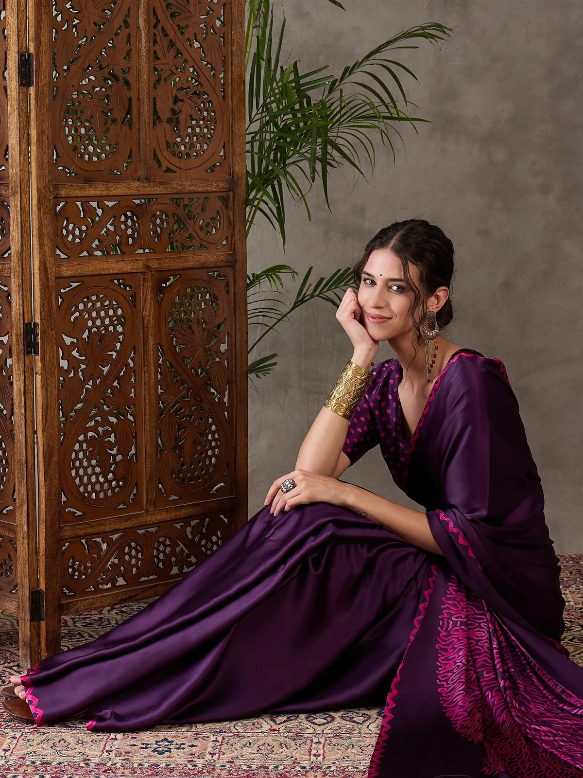 Tarani purple printed saree pallu view with artistic circular motif