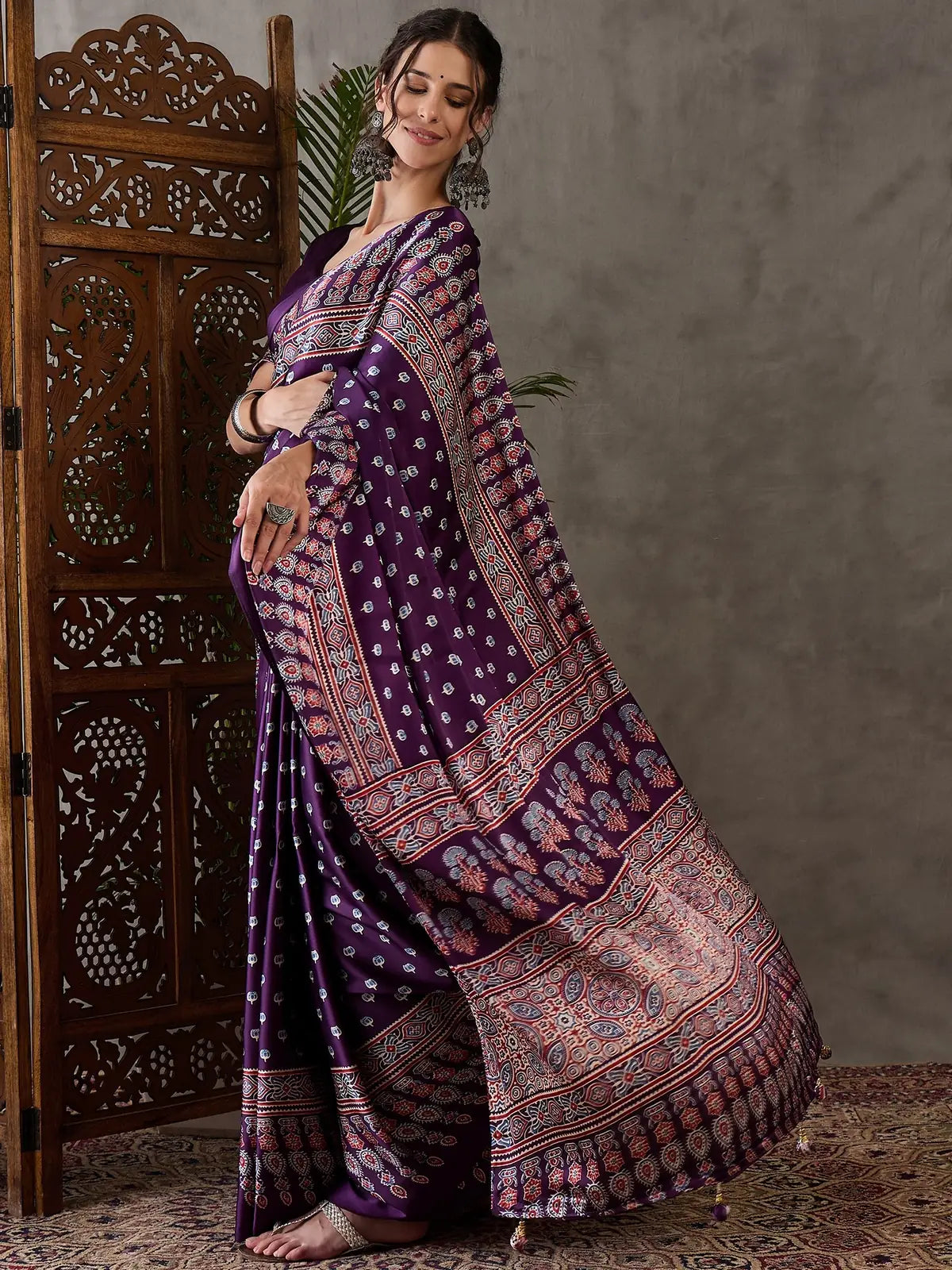 Tarani Pravika purple saree pallu and border showcase side pose