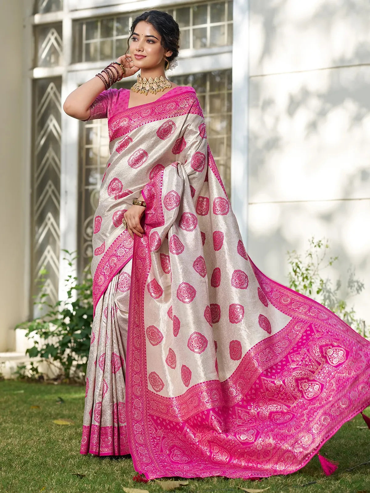 Tarani Saloniya pink silk blend saree pallu view with intricate zari woven border and festive detailing