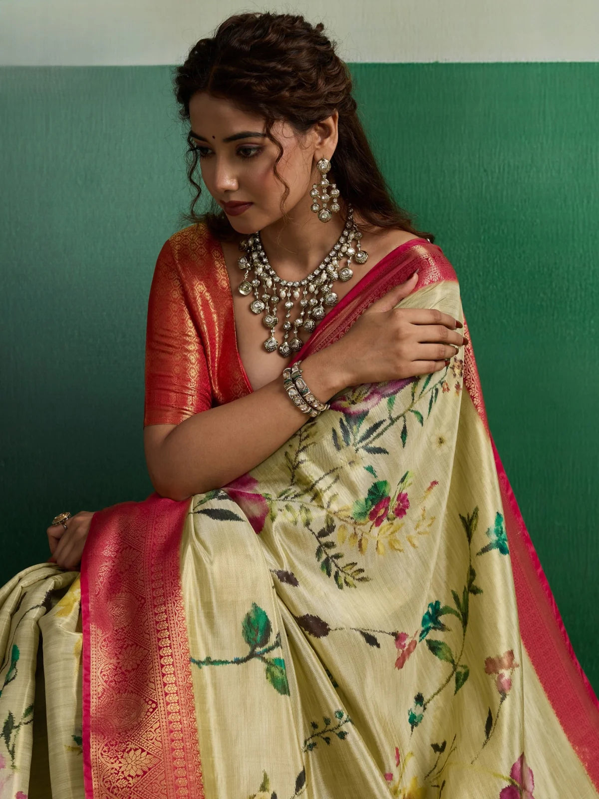 Tarani cream Pure Kanjivaram Tissue Silk saree upper body view with floral print