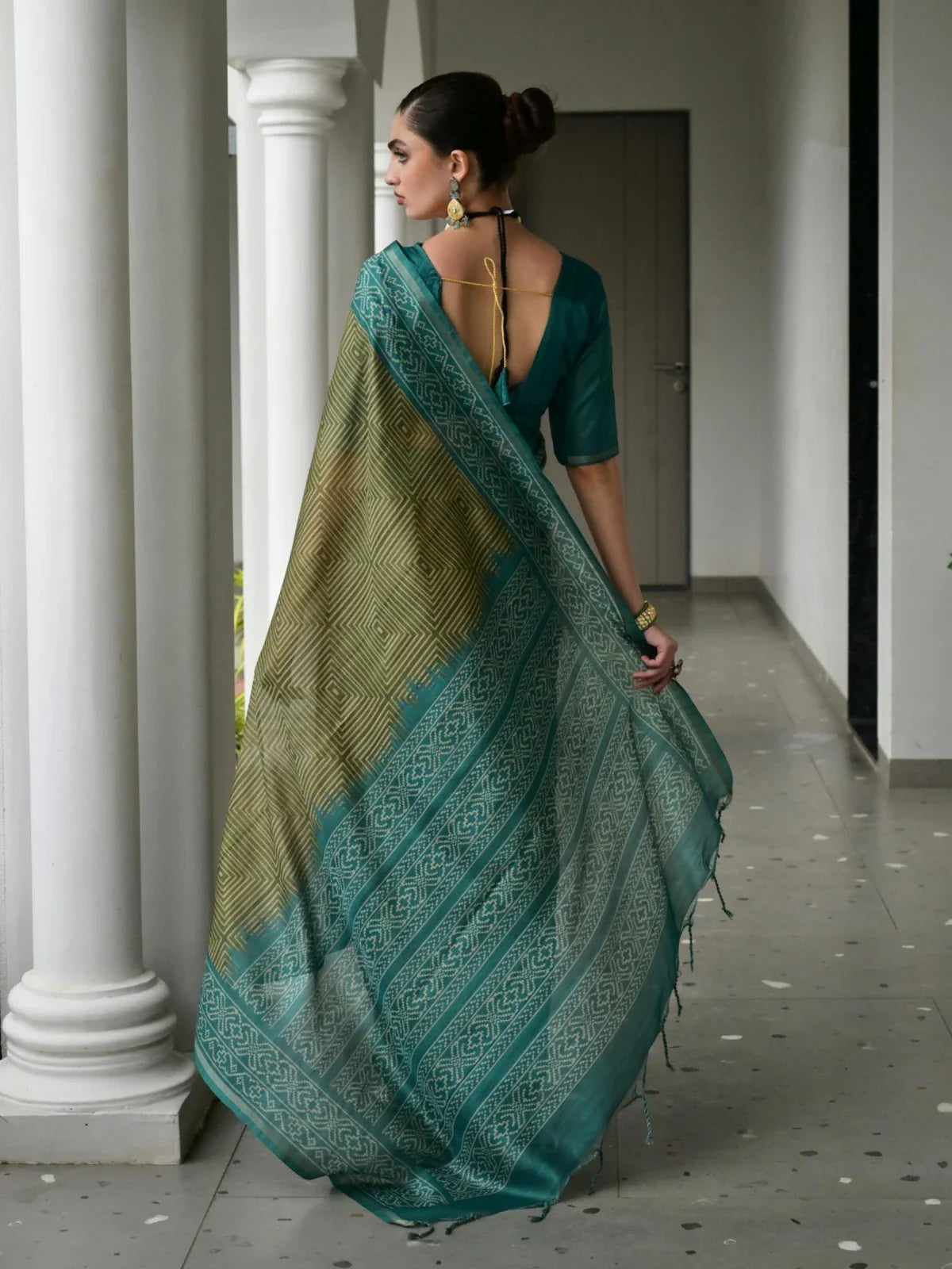 Tarani nila Green Silk saree drape detail view for festive party and wedding wear