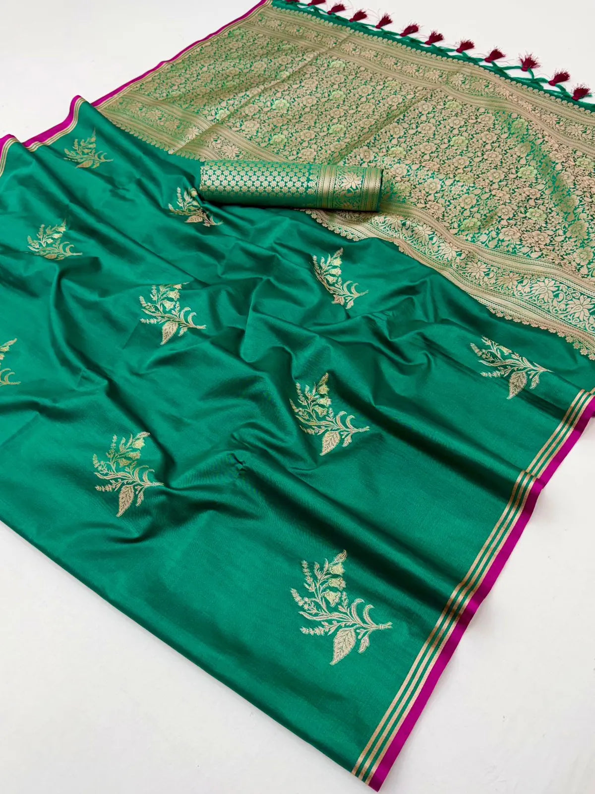 Tarani green satin linen handloom weaving silk saree fabric flatlay with blouse piece