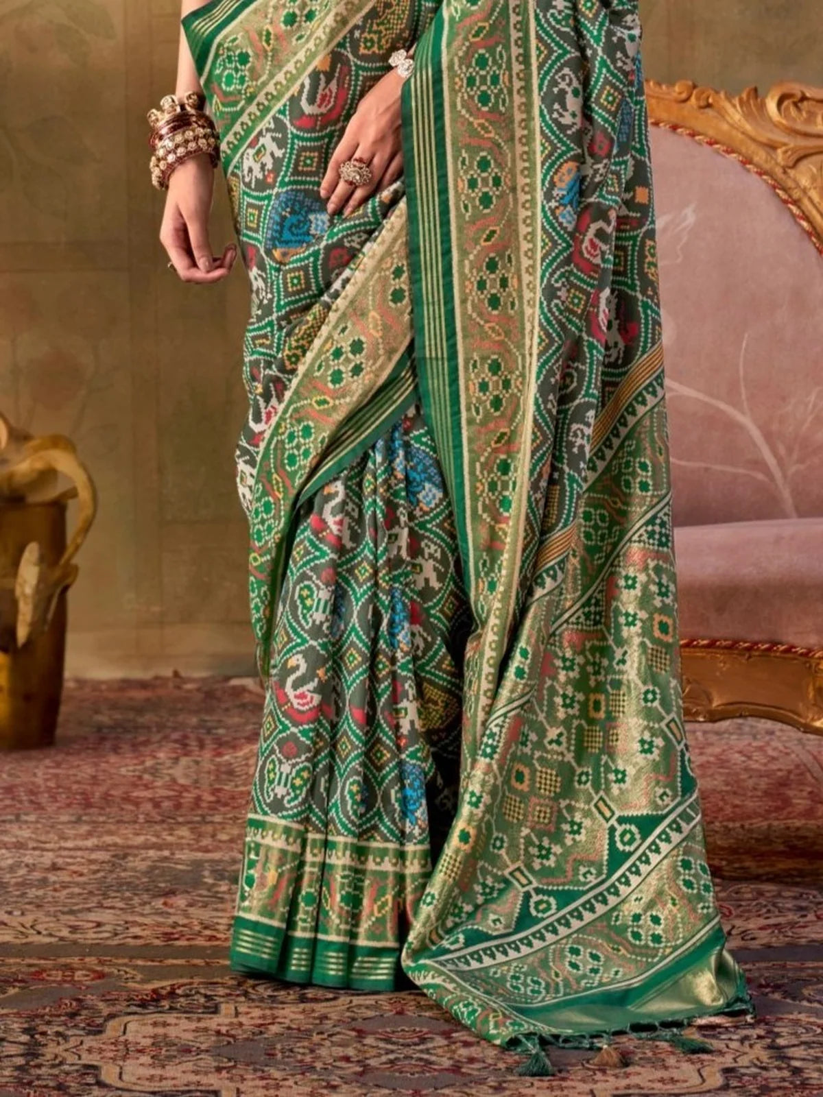 Tarani green Patola weaving silk saree pallu view with intricate Jari border