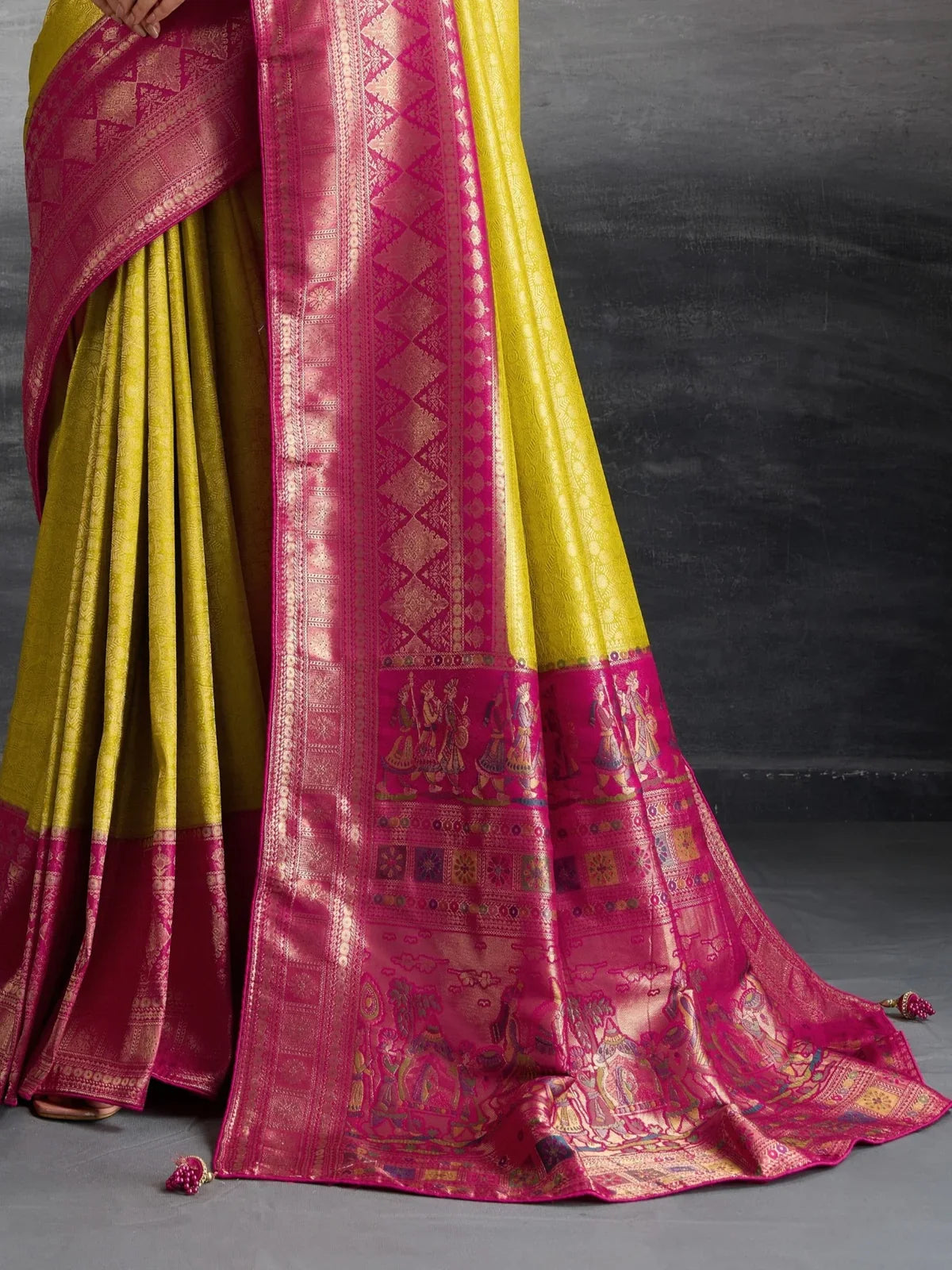 Tarani wedding theme pallu with meenakari weaving details and vibrant pink border zoomed view