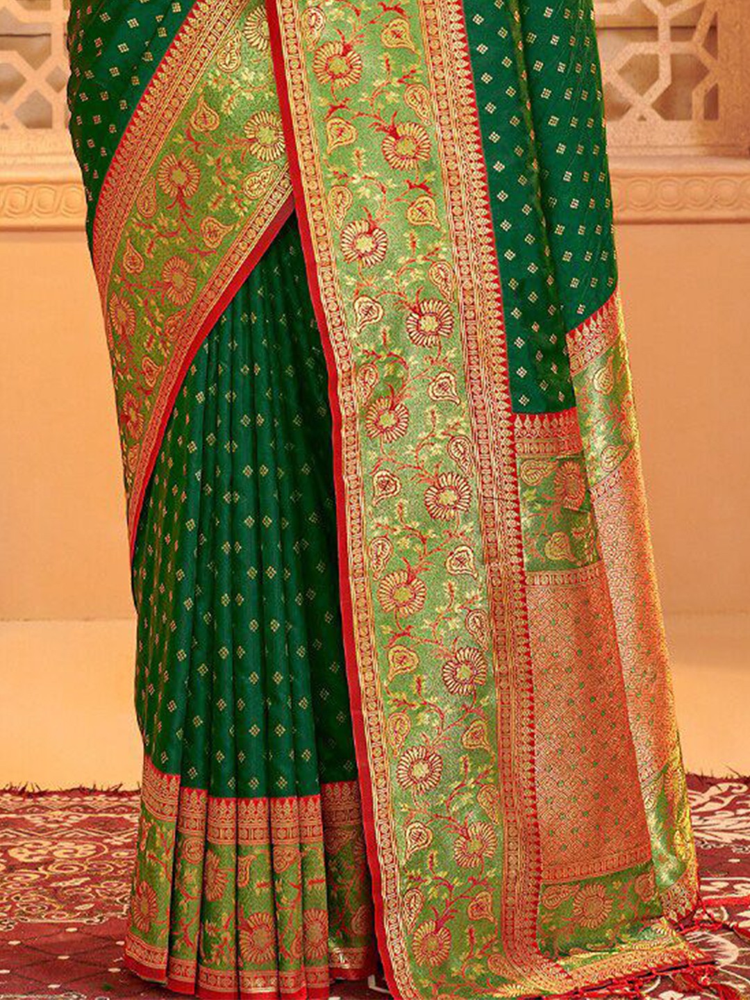 Tarani designer green silk blend saree pallu with intricate golden weaving close-up view
