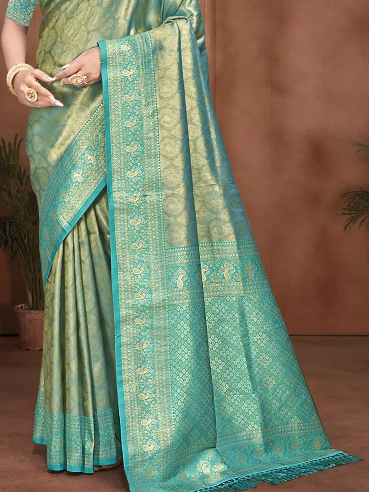 Tarani green kanjivaram silk saree pallu view with intricate zari weaving
