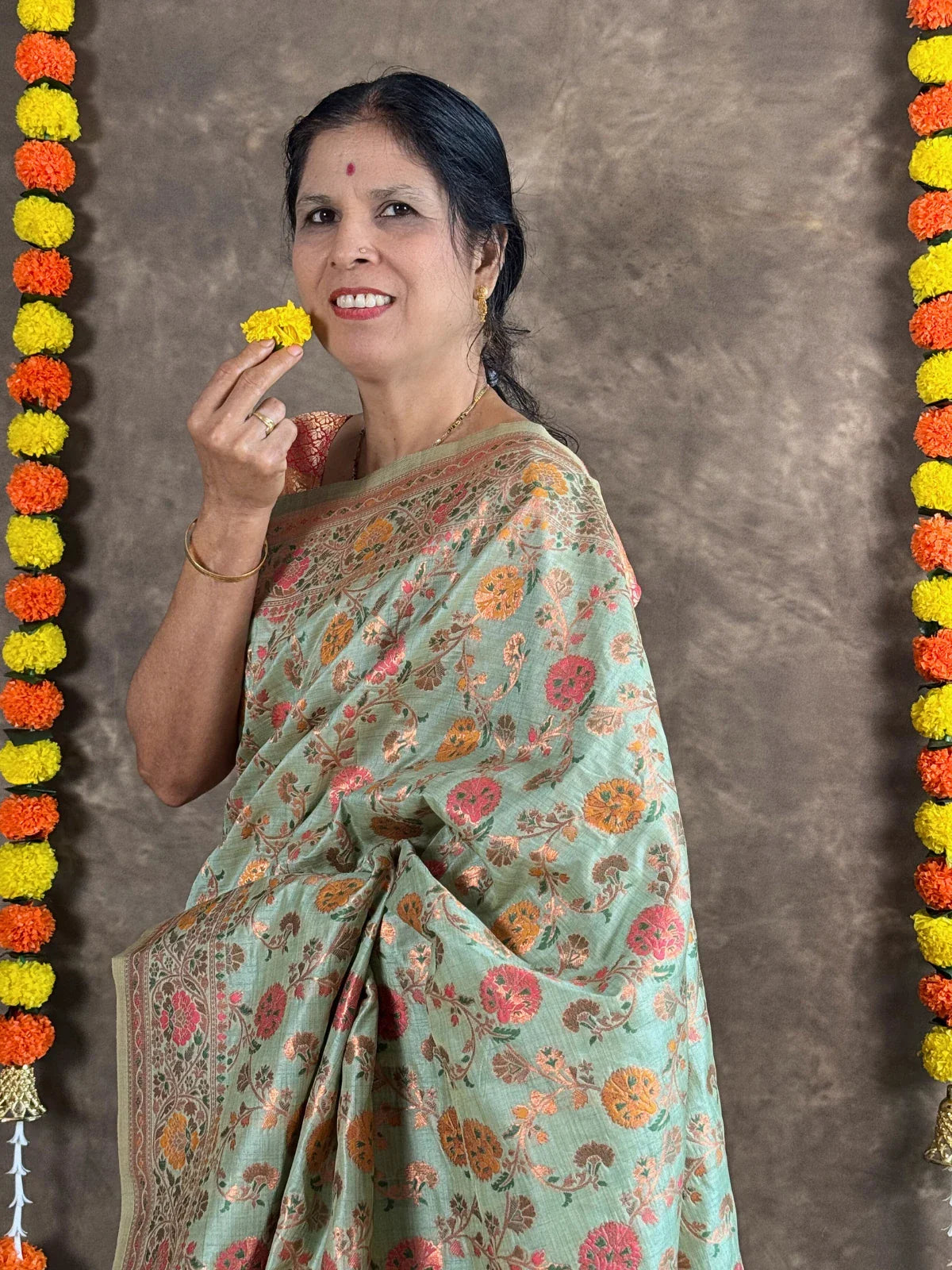 Tarani elegant green woven silk saree upper body view with floral motifs