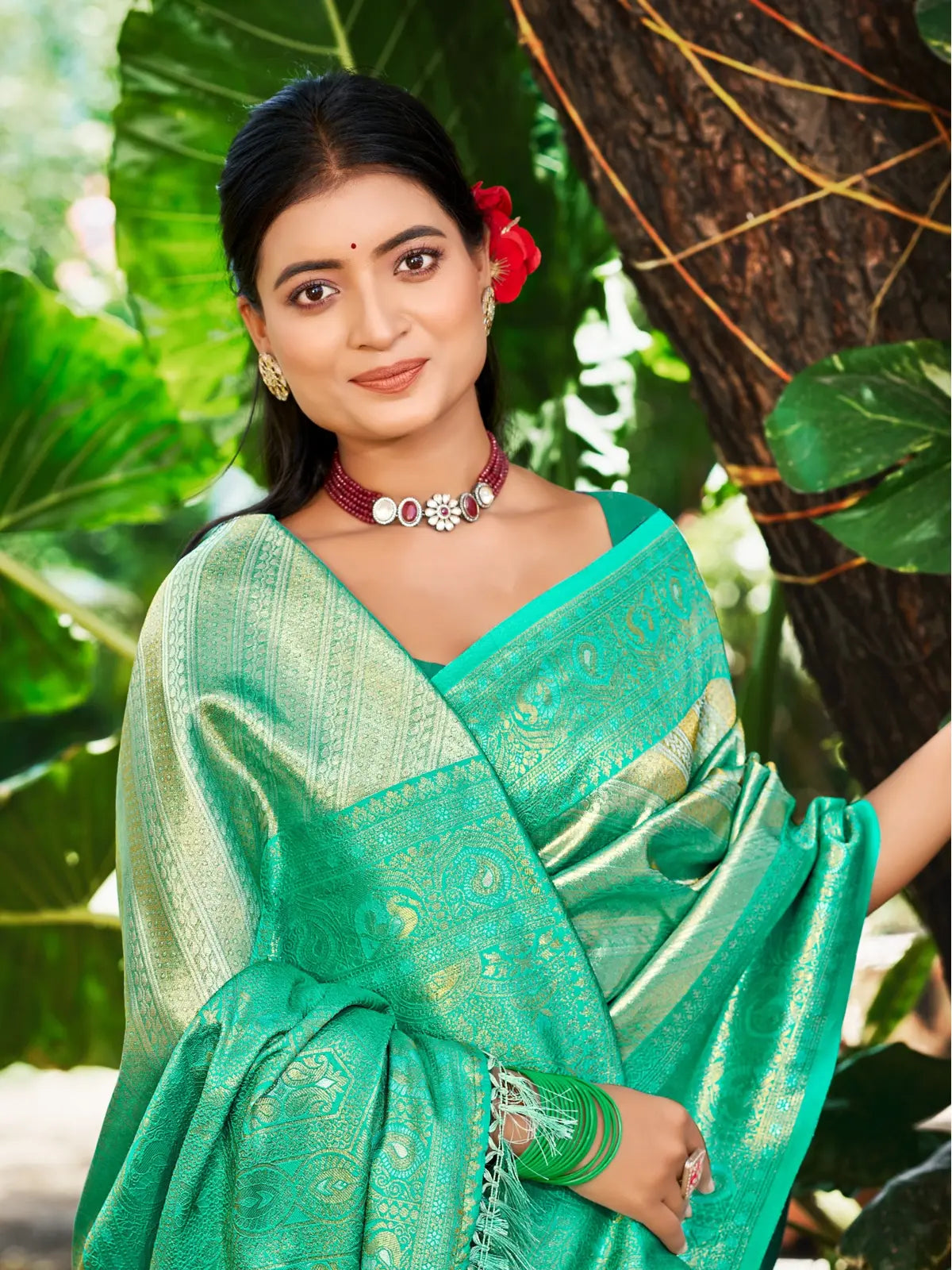 Tarani elegant green Kanjivaram silk saree upper body view with blouse
